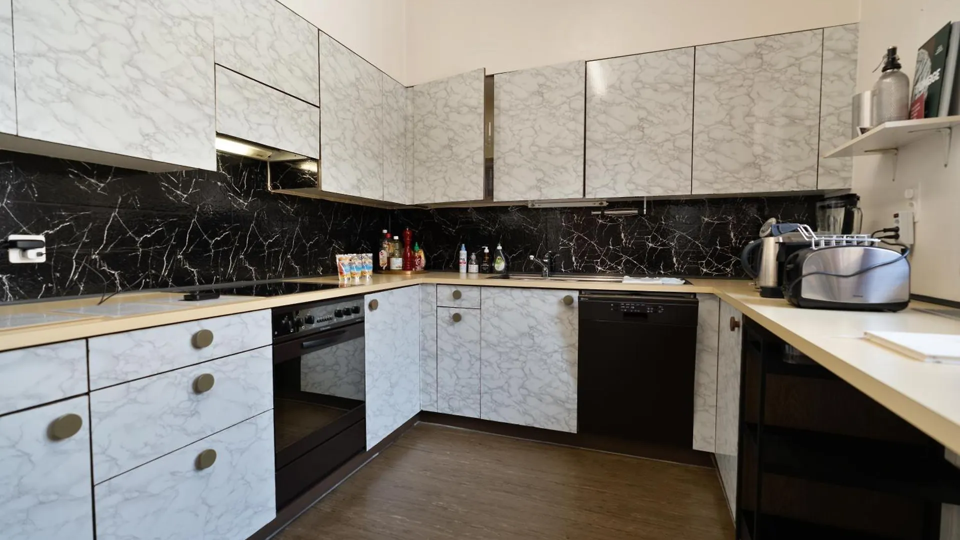 Penthouse Rooftop Loft, 190Sq, Panorama View, 1Min To Main Station- 5Min To City Basel Apartment